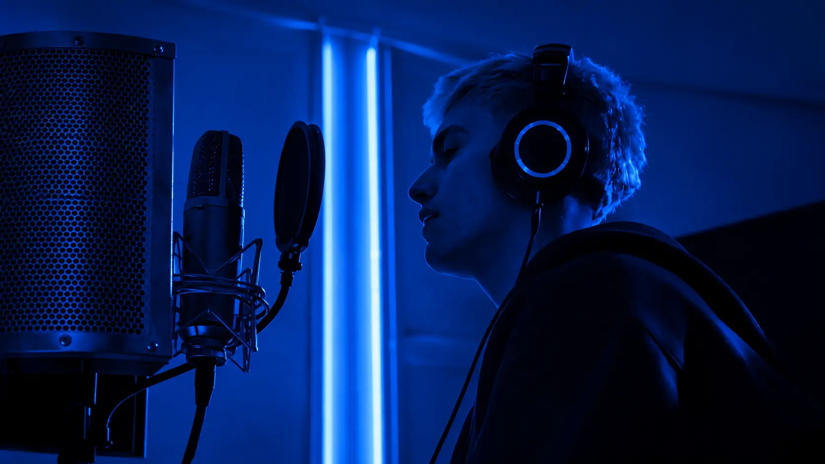 Artista SOESBALY grabando en el estudio de grabación de Ventu Boy
