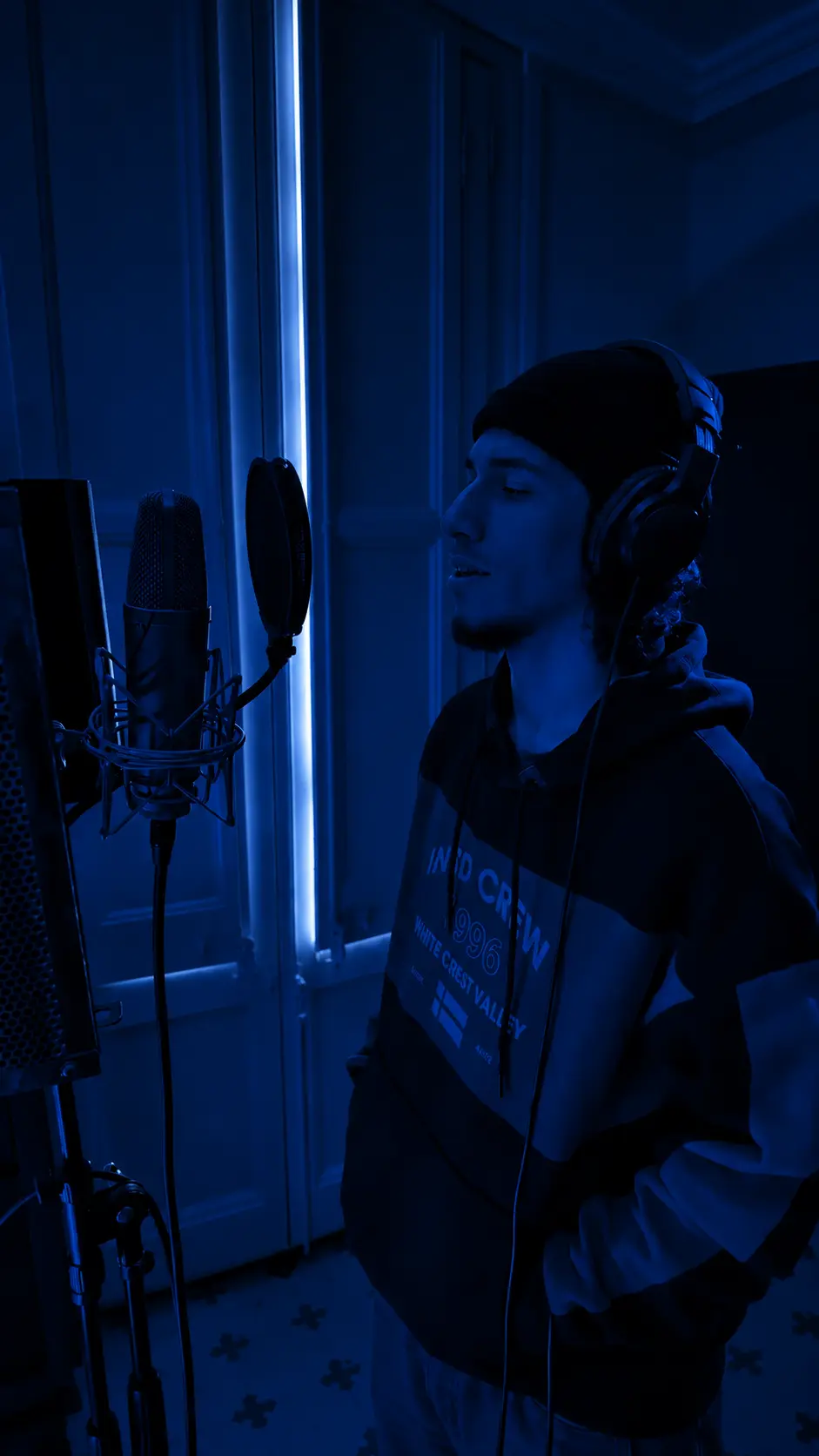 D.J.O.P. grabando en el estudio producción de Ventu Boy