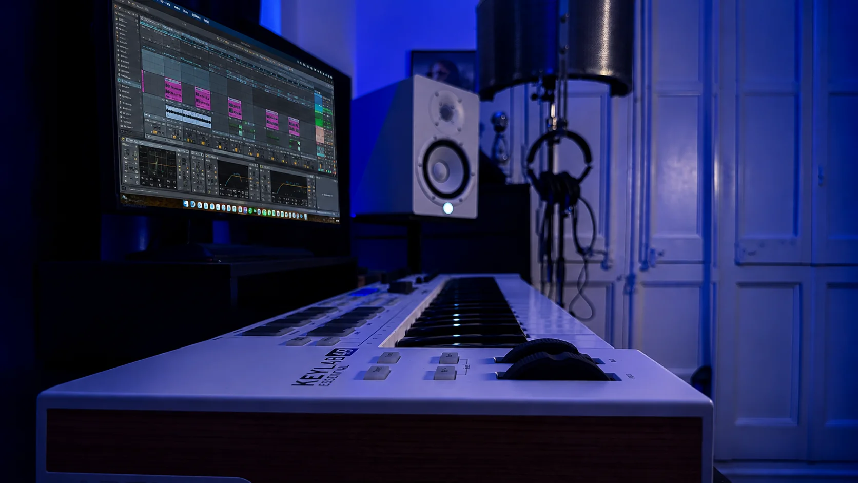 Teclado MIDI en el estudio de Ventu Boy